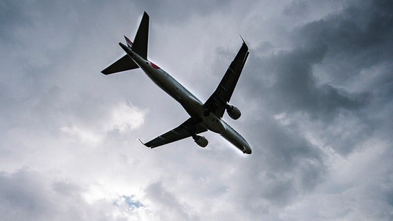 Ein Flugzeug im Landeanflug. © NDR Foto: Julius Matuschik