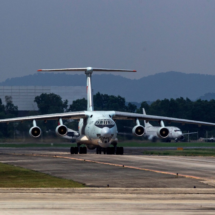 Eine Transportmaschine vom Typ Iljuschin IL-76 landet auf dem Flugplatz. © dpa-Bildfunk/EPA Foto: Azhar Rahim