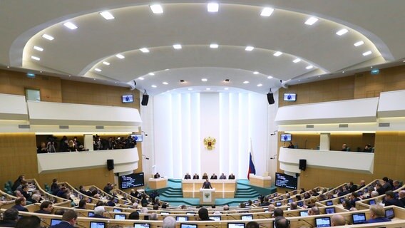 Der russische Föderationsrat bei einer Sitzung im Mai 2014. © picture alliance / dpa Foto: Sharifulin Valery