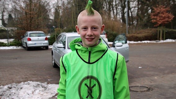 Leon Triebkorn präsentiert die Jacke von "Foodsaver Osnabrück". Leon Triebkorn präsentiert die Jacke von "Foodsaver Osnabrück". © NDR Foto: Kerstin Staben