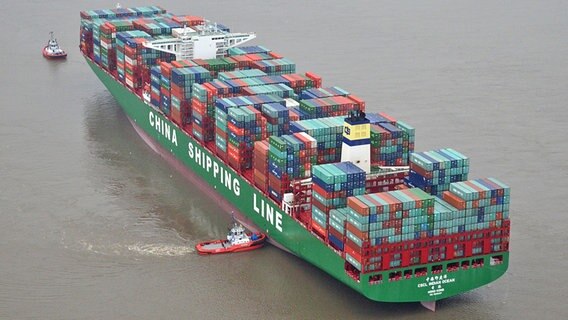 Der Frachter CSCL Indian Ocean vor Lühesand © dpa-bildfunk / citynews Foto: Frank Bründel