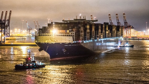 Das Containerschiff "CMA CGM Antoine de Saint Exupéry" erreicht den Hamburger Hafen © dpa Foto: Daniel Bockwoldt