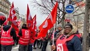 Menschen protestieren gegen die Rentenreform in Frankreich © Rachel Boßmeyer/dpa 
