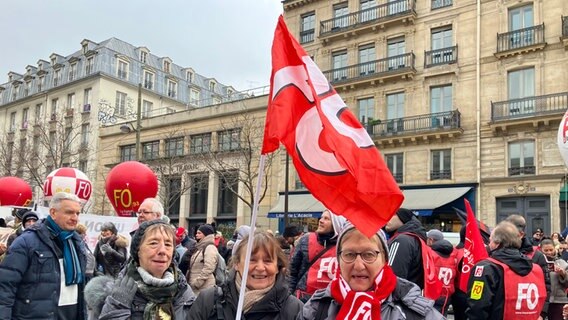 Menschen protestieren gegen die Rentenreform in Frankreich © Rachel Boßmeyer/dpa 