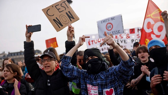 Demonstranten versammeln sich auf dem Concorde-Platz in der Nähe der Nationalversammlung in Paris. © dpa-Bildfunk/AP Foto: Thomas Padilla