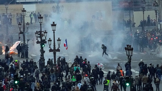Demonstranten protestieren am Ende einer Kundgebung in Paris. © dpa-Bildfunk/AP Foto: Christophe Ena