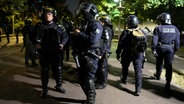 Eine Gruppe von Polizisten während Ausschreitungen in Nanterre © Lewis Joly/AP 