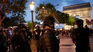 Polizisten vor dem Arc de Triomphe in Paris © Christophe Ena/AP 