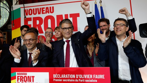 Olivier Faure, Erster Sekretär der Sozialistischen Partei, ballt die Faust nach der zweiten Runde der Parlamentswahlen bei einer Veranstaltung seiner Partei in der Wahlnacht. © picture alliance/dpa/AP Foto: Aurelien Morissard