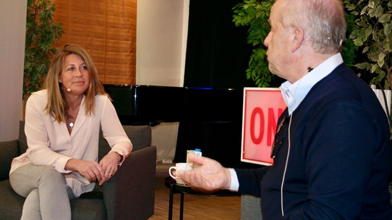 Anne Gesthuysen und Hubertus Meyer-Burckhardt auf der Bühne der Musikschule Hildesheim am 9. Mai 2022. © NDR Foto: Jenny von Gagern