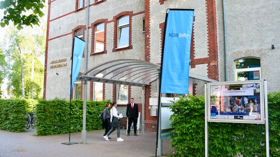 Musikschule Hildesheim mit NDR Info Beachflags. © NDR Foto: Jenny von Gagern