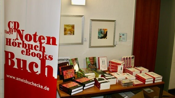 Büchertisch mit Büchern von Anne Gesthuysen und Hubertus Meyer-Burckhardt. © NDR Foto: Jenny von Gagern