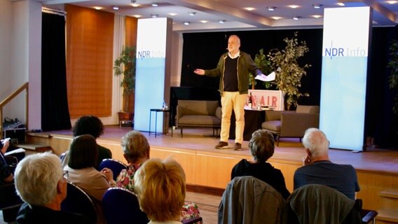 Hubertus Meyer-Burckhardt auf der Bühne der Musikschule Hildesheim am 9. Mai 2022. © NDR Foto: Jenny von Gagern