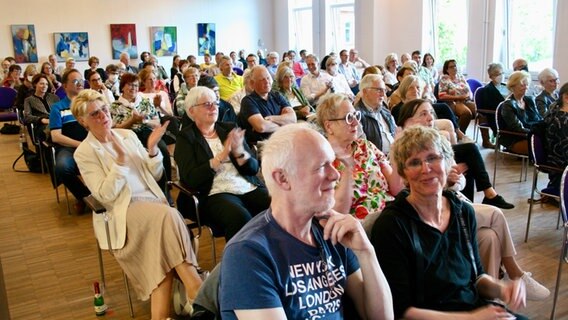 Das Publikum bei der Aufzeichnung von "Meyer-Burckhardts Frauengeschichten" in der Musikschule Hildesheim am 9. Mai 2022. © NDR Foto: Jenny von Gagern