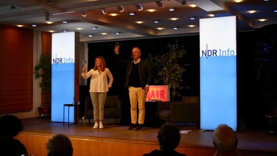 Anne Gesthuysen und Hubertus Meyer-Burckhardt auf der Bühne der Musikschule Hildesheim am 9. Mai 2022. © NDR Foto: Jenny von Gagern