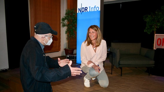 Anne Gesthuysen signiert ihre Bücher auf der Bühne der Musikschule Hildesheim am 9. Mai 2022. © NDR Foto: Jenny von Gagern