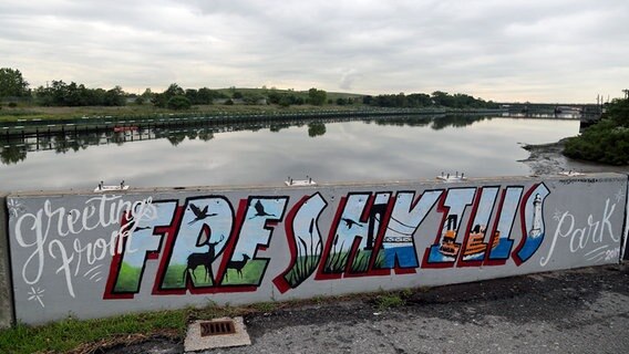 Eine Brücke mit der Aufschrift "Greetings from Freshkills Park" auf Staten Island in New York. © dpa picture alliance/AP Foto: Seth Wenig