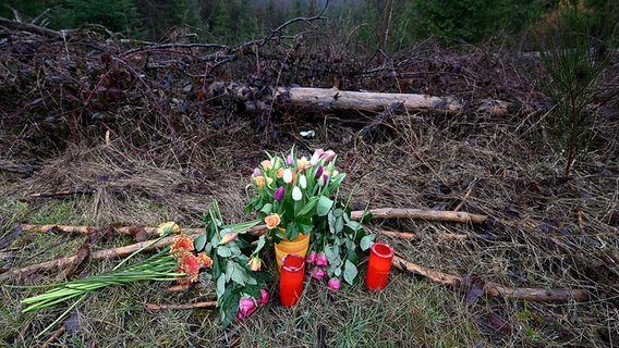 Blumen und Kerzen sind am Fundort des ermordeten Mädchens Luise an einem Waldstück niedergelegt. © picture alliance Foto: Roberto Pfeil