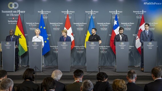 Mehrere Staatschefs und EU-Kommissionschefin Ursula von der Leyen sprechen bei einer Pressekonferenz bei der Ukraine-Friedenskonferenz in der Schweiz. © picture alliance/KEYSTONE | URS FLUEELER  468190480    Beschreibung  From left to right, President Nana Addo Dankwa Akufo-Addo of Ghana, Ursula von der Leyen President of European Commission, Swiss Federal President Viola Amherd, President Volodymyr Zelenskyy of Ukraine, President Gabriel Boric Font of Chile and Prime minister Justin Trudeau of Canada apicture alliance/KEYSTONE | URS FLUEELER 