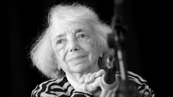 Die Holocaust-Überlebende Margot Friedländer bei einer Lesung in Berlin. © Britta Pedersen/dpa-Zentralbild/dpa 