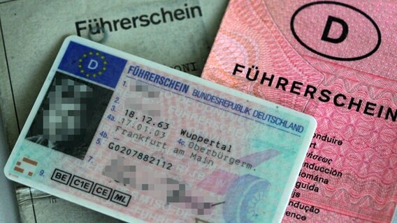Drei Führerscheine verschiedener Generationen Drei Führerscheine verschiedener Generationen © dpa Bildfunk Foto: Oliver Berg
