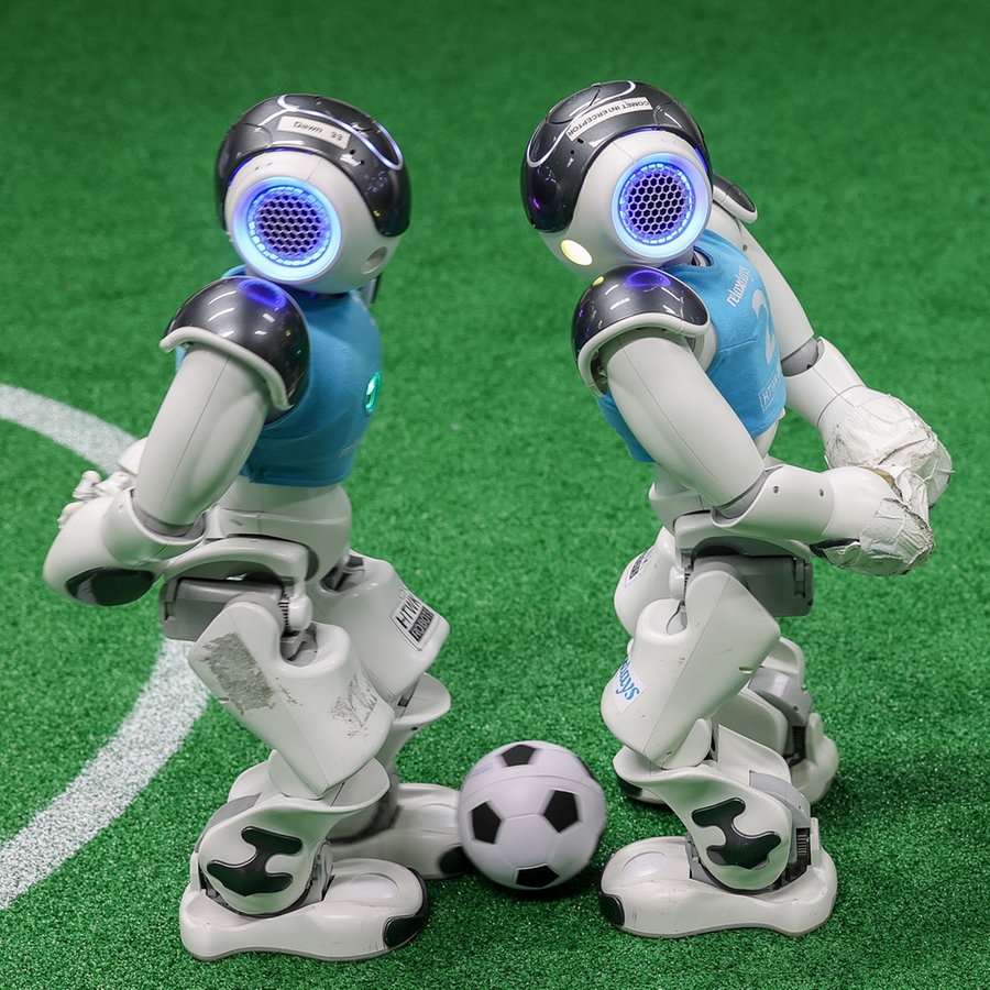 Roboter spielen Fußball während eines Trainingsspiels in einem Labor der Hochschule für Technik, Wirtschaft und Kultur Leipzig (HTWK) © picture alliance/dpa Foto: Jan Woitas