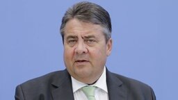 Sigmar Gabriel (SPD) am 12.05.2016 auf der Bundespressekonferenz © imago/Metodi Popow Foto: Metodi Popow