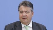 Sigmar Gabriel (SPD) am 12.05.2016 auf der Bundespressekonferenz © imago/Metodi Popow Foto: Metodi Popow