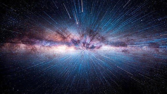Die Milchstraße mit einer besonderen Zoom-Methode fotografiert, sodass es aussieht, als würde man mit riesiger Geschwindigkeit darauf zufliegen. © imago images Foto: UIG