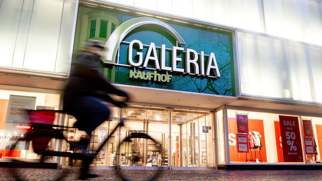 Das Logo von Galeria Kaufhof hängt über dem Eingang zu einer Filiale der Warenhauskette in der Innenstadt von Oldenburg