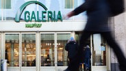 Blick auf den Eingang eines Kaufhauses von Galeria Karstadt Kaufhof mit Passanten im Vordergrund. © dpa Foto: Jörg Carstensen