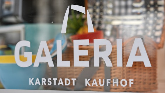 Galeria Karstadt Kaufhof - Schriftzug auf einem Filialfenster © picture alliance Foto: Frank Hoermann / Sven Simon