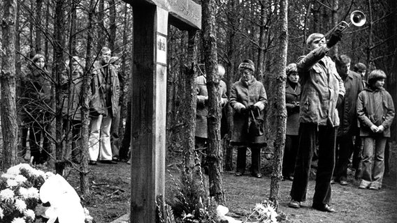 Ein Holzkreuz erinnert an der innerdeutschen Grenze bei Gudow an Michael Gartenschläger © dpa 