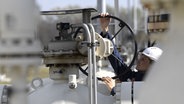 Ein Mitarbeiter arbeitet an einem Teil einer Erdgasleitung am Gelände der Gas Connect Austria Verdichterstation. © picture alliance/dpa/APA | Harald Schneider Foto:  Harald Schneider