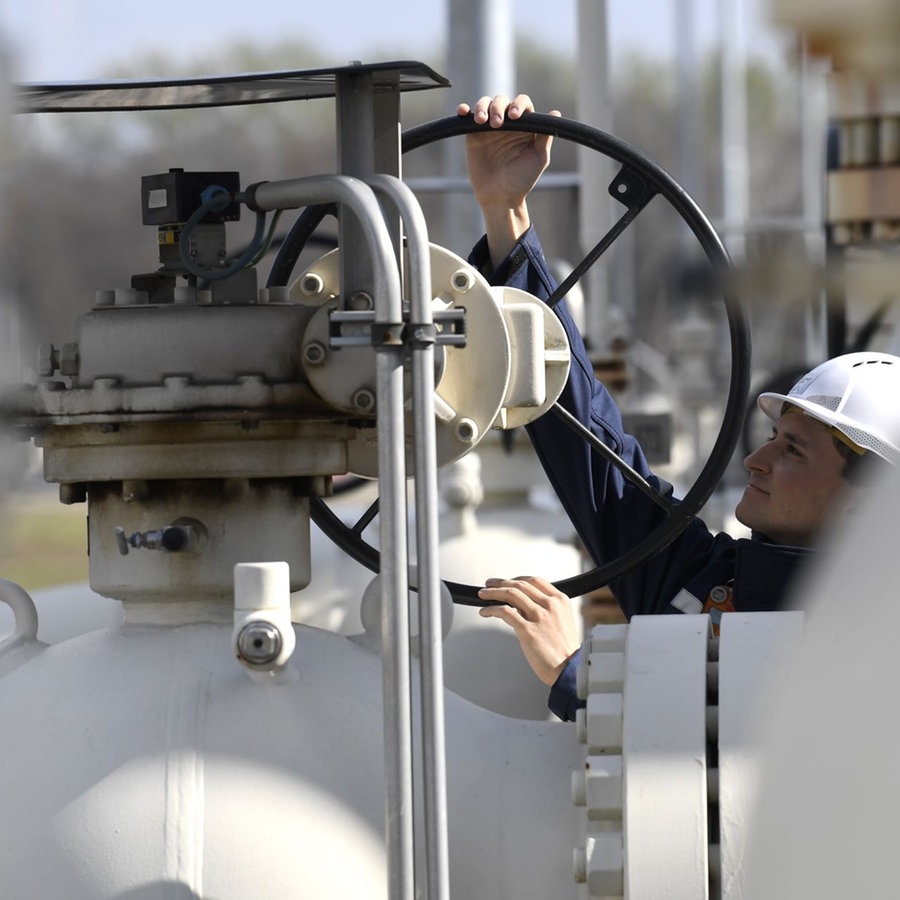 Ein Mitarbeiter arbeitet an einem Teil einer Erdgasleitung am Gelände der Gas Connect Austria Verdichterstation. © picture alliance/dpa/APA | Harald Schneider Foto:  Harald Schneider