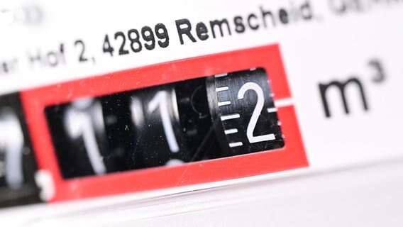 Die Anzeige einer Gasuhr in einem Privathaus. © Bernd Weißbrod/dpa 