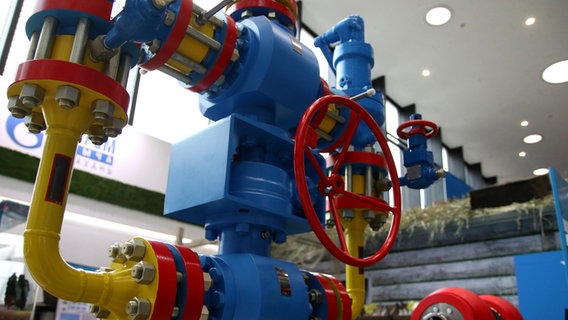 Eine Gasturbine mit Rohrleitungen und Ventilen © picture alliance / Russian Look Foto:  Maksim Konstantinov