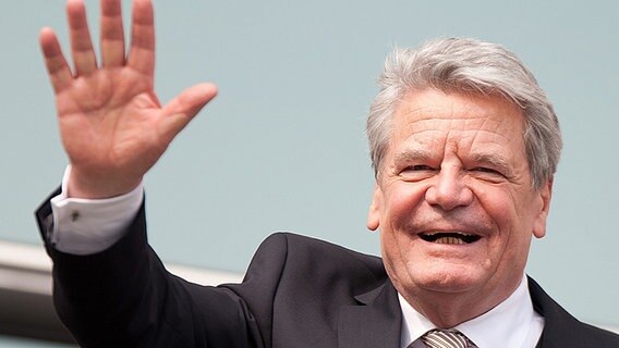Joachim Gauck winkt während der Bundesversammlung von einem Balkon aus Schaulustigen zu. © dpa-Bildfunk Foto: Hannibal