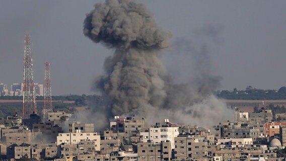 Gaza: Rauch steigt nach israelischen Luftangriffen aus einem Wohnhaus in Gaza auf. © Adel Hana/AP/dpa Foto: Adel Hana/AP/dpa