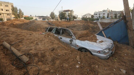 Ein zerstörtes Auto nach israelischen Luftangriffen, die mehrere Ausbildungsstätten der Hamas getroffen haben sollen. © dpa-Bildfunk Foto: Mohammed Talatene