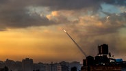 Palästinensische Gebiete, Gaza-Stadt: Raketen werden von militanten Palästinensern in Gaza auf Israel abgefeuert. © dpa bildfunk/Quds Net News via ZUMA Press Foto: Mahmoud Issa