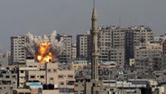 Palästinensische Gebiete, Gaza: Rauchschwaden und Flammen einer Explosion sind während eines israelischen Luftangriffs zu sehen. © APA Images via ZUMA Press Wire/dpa Foto: Majdi Fathi