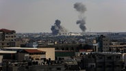 Während eines israelischen Luftangriffs steigt Rauch am Rafah-Grenzübergang zwischen Gaza und Ägypten auf. © dpa Bildfunk 