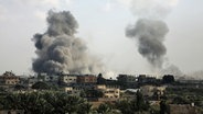 Palästinensische Gebiete, Khan Yunis: Während eines israelischen Luftangriffs steigt Rauch am Rafah-Grenzübergang zwischen Gaza und Ägypten auf. © APA Images via ZUMA Press Wire/dpa Foto: Ahmed Tawfeq