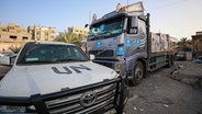 Ein Lkw und ein Fahrzeug der UN-Hilfsorganisation stehen am Grenzübergang Rafah zwischen Ägypten und dem Gazastreifen. © dpa picture alliance/Xinhua Foto: Rizek Abdeljawad