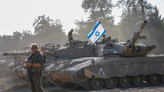 Israelische Soldaten arbeiten an einem Panzer in der Nähe der Grenze zum Gazastreifen im Süden Israels. © picture alliance/dpa/AP Foto: Ohad Zwigenberg