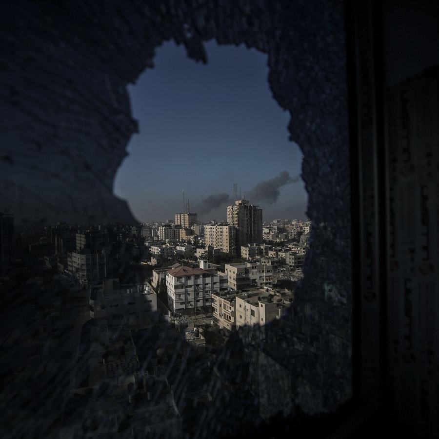 Rauch steigt neben zerstörten Häusern im Stadteil Tel al-Hawa in Gaza-City auf am 30.Oktober nach israelischen Luftschlägen. © picture alliance Foto: Ali Jadallah