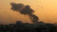 Rauch steigt nach israelischen Luftangriffen im Gazastreifen auf. © Abed Khaled/AP/dpa 