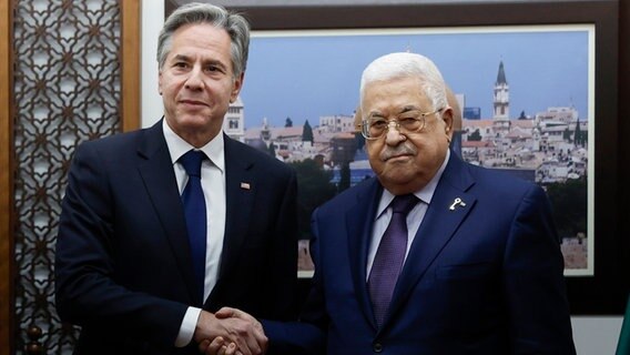 Antony Blinken (l), Außenminister der USA, trifft Mahmoud Abbas, Präsident der Palästinensischen Autonomiebehörde © Jonathan Ernst/Reuters Pool/AP/dpa 