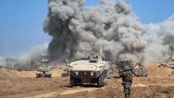 Auf diesem von den israelischen Streitkräften via XinHua veröffentlichten Foto setzen israelische Truppen die Bodenoperationen im Gazastreifen fort, während im Hintergrund Rauch aufsteigt. (Foto vom 5.11.2023) © Israelische Verteidigungsstreitkräfte/XinHua/dp 